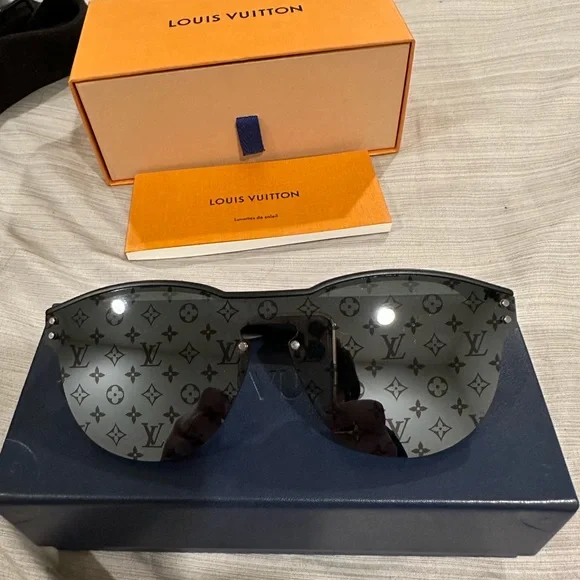 Louis Vuitton | Accessories | Louis Vuitton Waimea Round  display picture 3